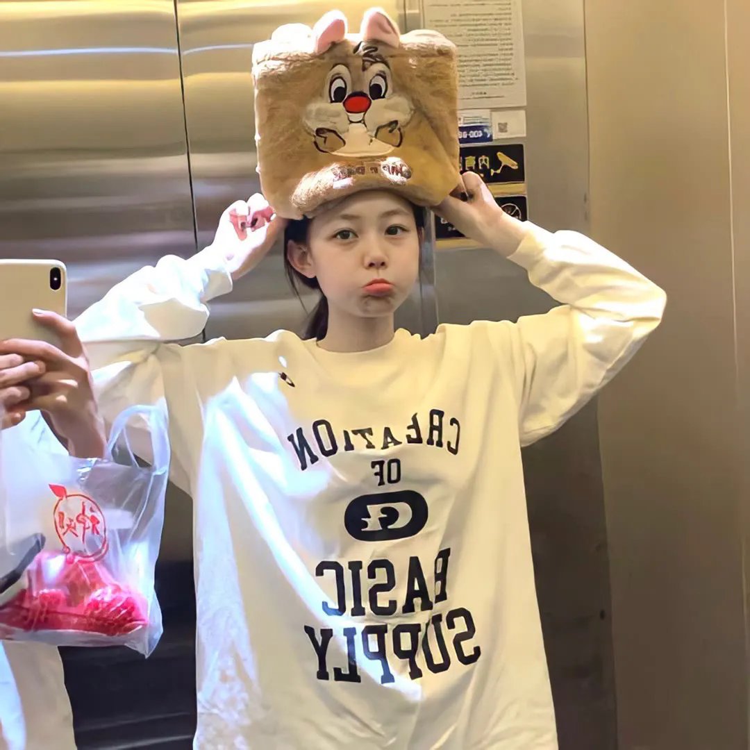 抽象画中的越南少女